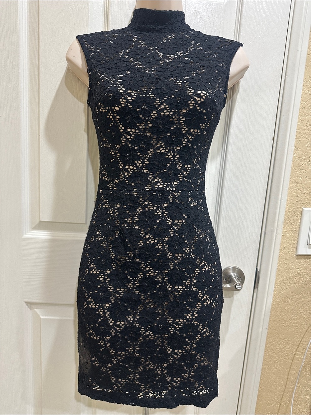 Mystic Black Floral Lace Sleeveless Mock-Neck Sheath Dress size small